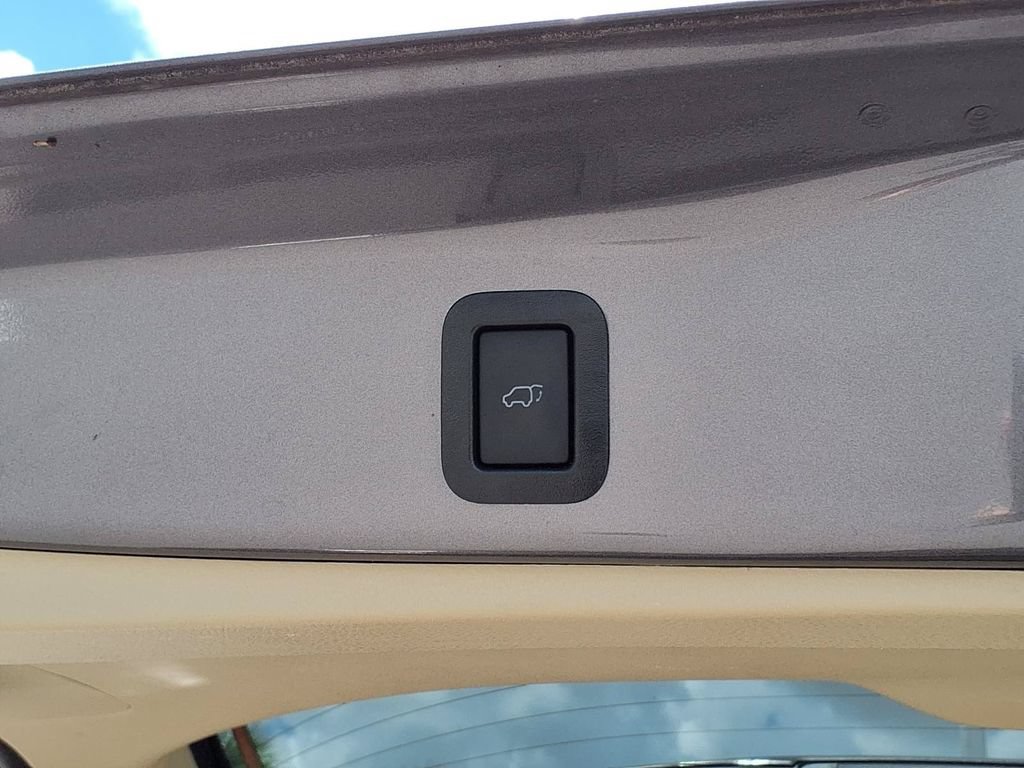 Used 2019 Toyota Highlander XLE FWD image 19
