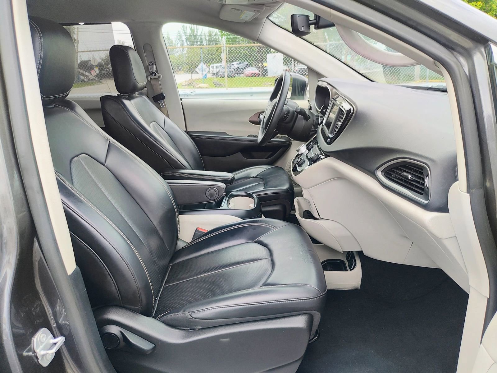 Used 2020 Chrysler Voyager Lxi FWD image 11