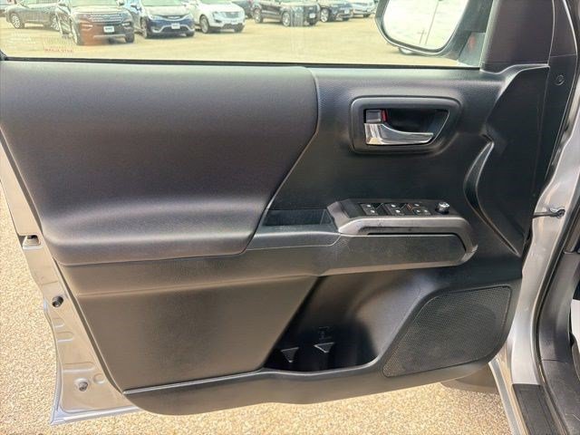 Used 2016 Toyota Tacoma TRD Off-Road AWD/4WD image 11