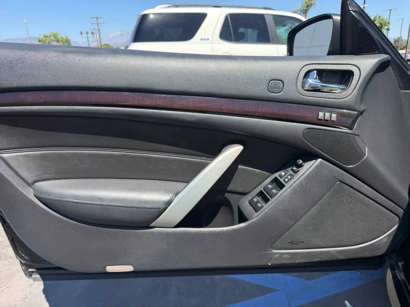 Used 2011 INFINITI G37 Convertible w/ Premium Pkg RWD image 9