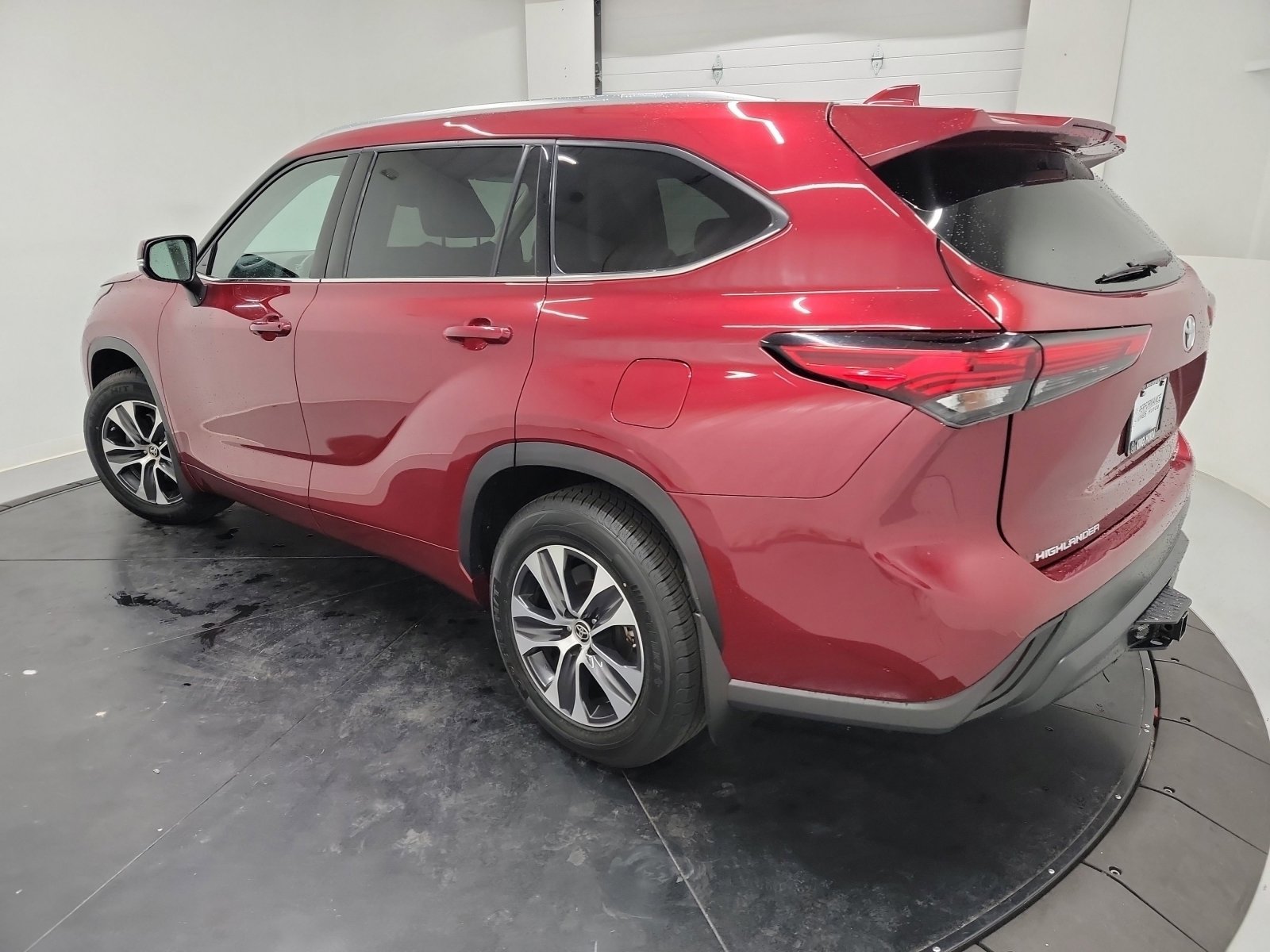 Used 2021 Toyota Highlander XLE AWD/4WD image 6