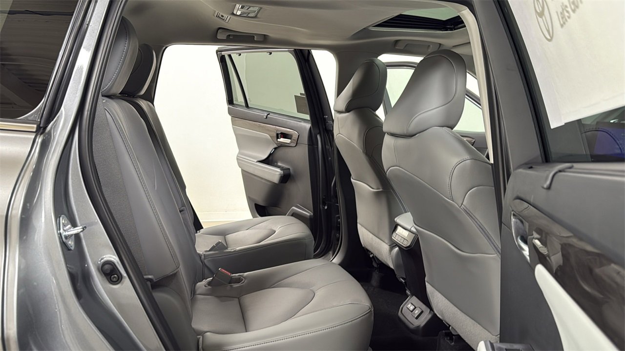 New 2026 Toyota Highlander Limited image 18