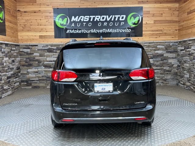 Used 2017 Chrysler Pacifica Limited w/ UConnect Theater Package FWD image 11