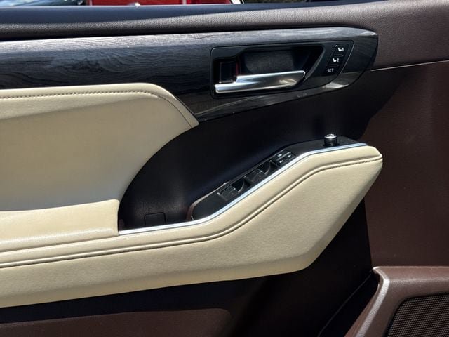 Used 2021 Toyota Highlander Limited FWD image 28