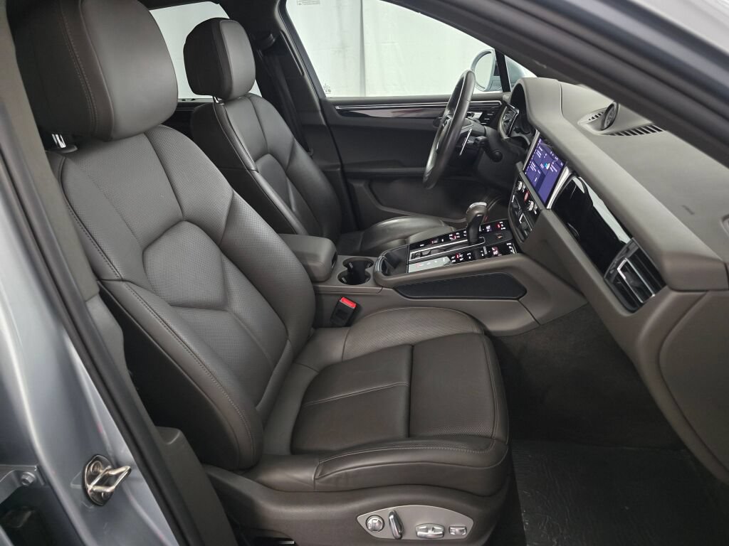 Certified 2024 Porsche Macan AWD/4WD image 27