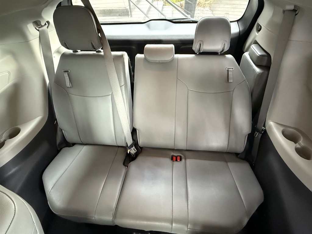 Used 2023 Toyota Sienna XLE image 18