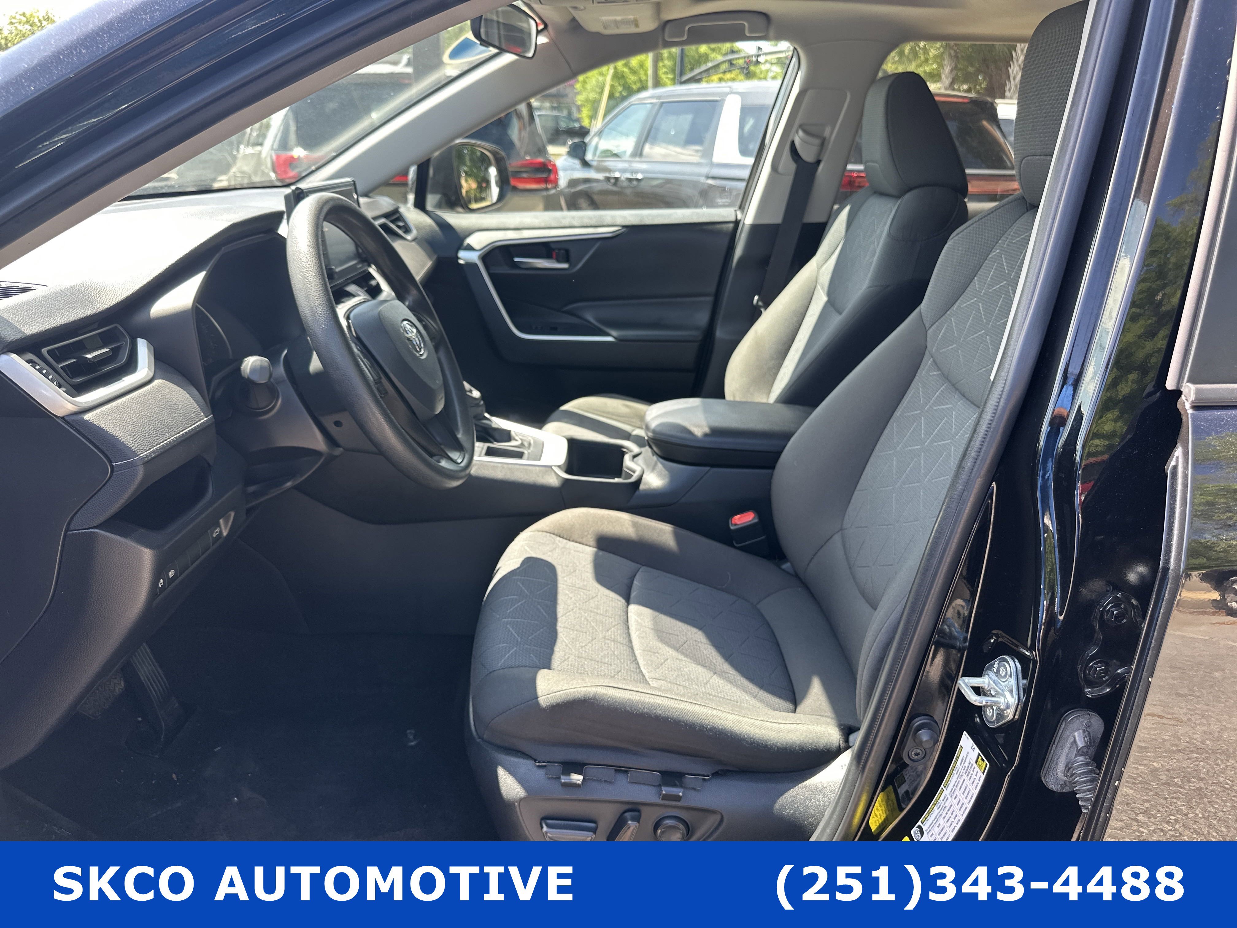 Used 2022 Toyota RAV4 XLE w/ Convenience Package FWD image 11