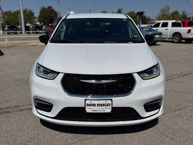 Used 2024 Chrysler Pacifica Touring-L FWD image 2