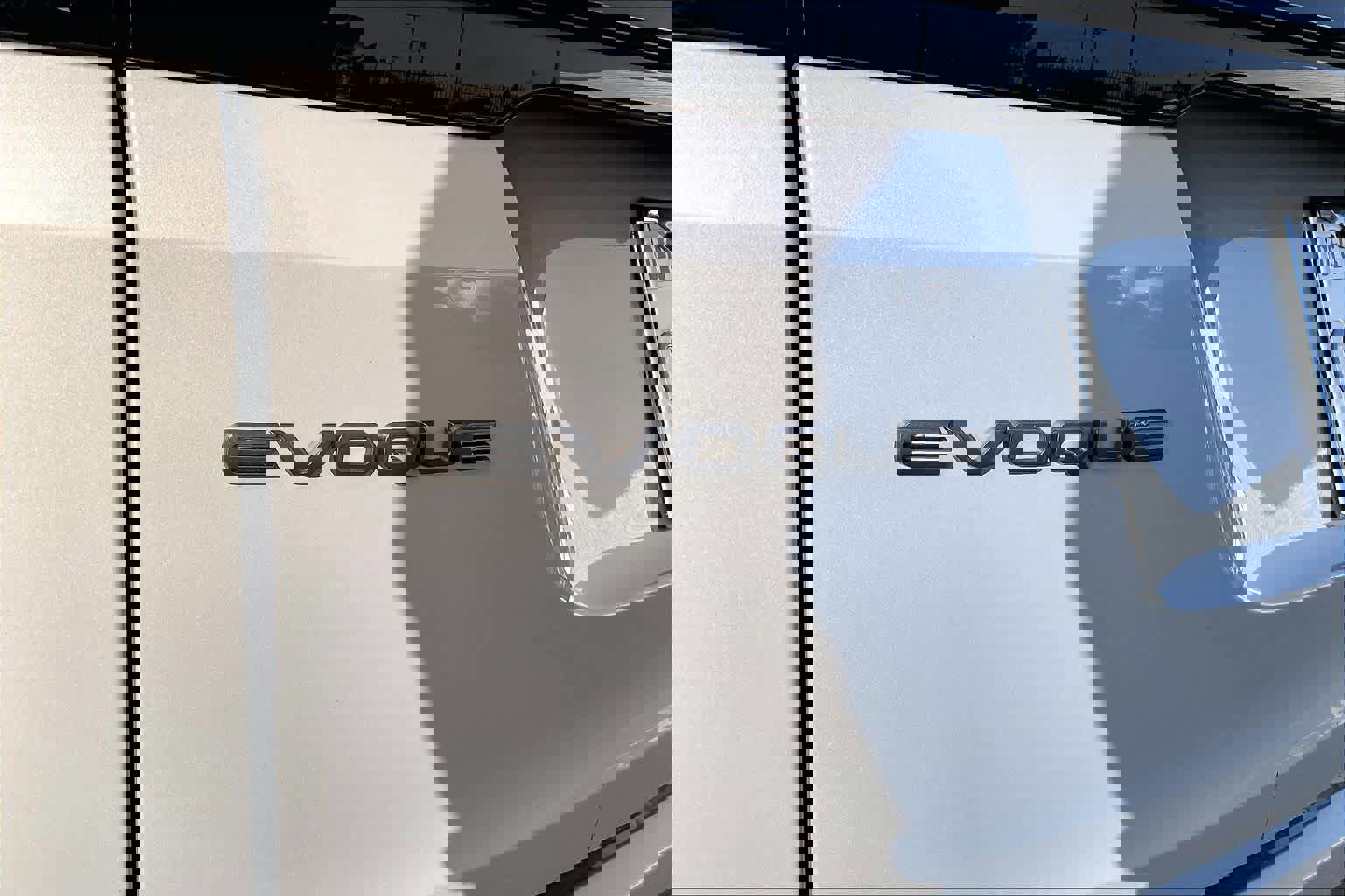 Used 2023 Land Rover Range Rover Evoque R-Dynamic SE image 11