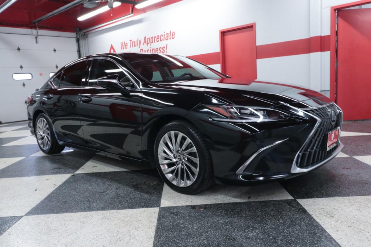 Used 2022 Lexus ES 350 Ultra Luxury w/ Accessory Package 2 FWD image 2
