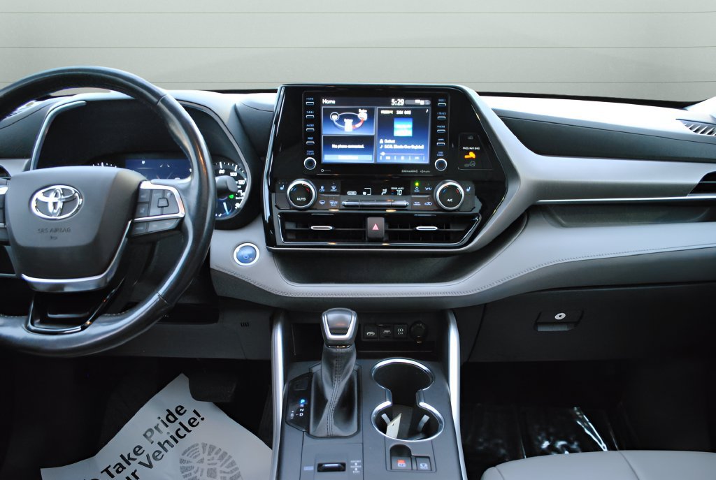 Used 2021 Toyota Highlander XLE AWD/4WD image 11