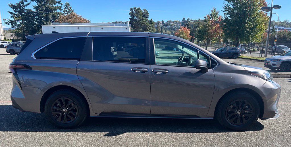 Certified 2024 Toyota Sienna LE AWD/4WD image 4