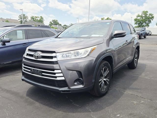 Used 2019 Toyota Highlander LE AWD/4WD image 4