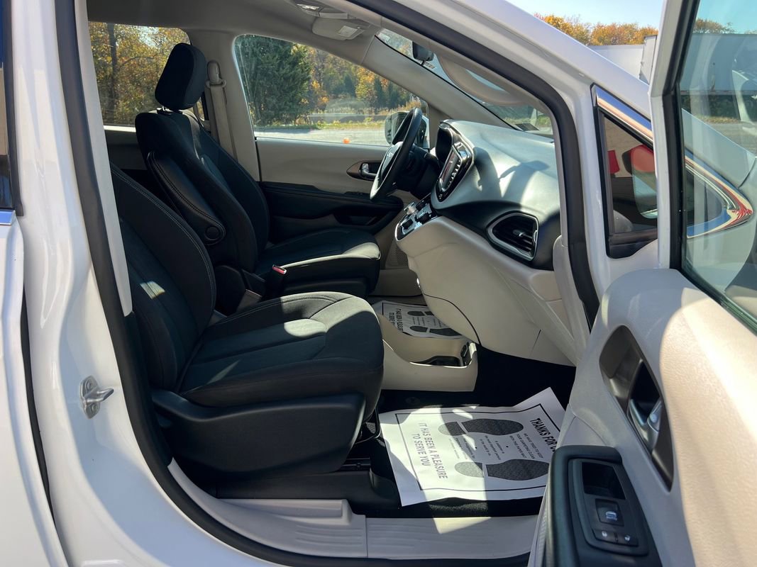 Used 2022 Chrysler Voyager LX image 31