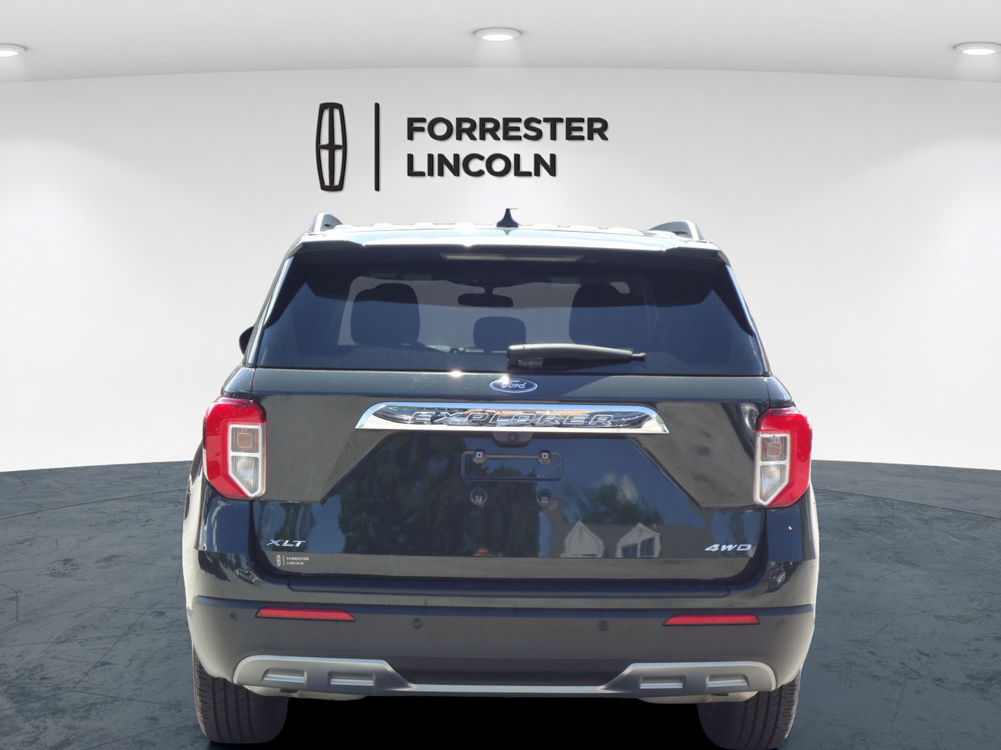 Used 2023 Ford Explorer XLT w/ Equipment Group 202A AWD/4WD image 4