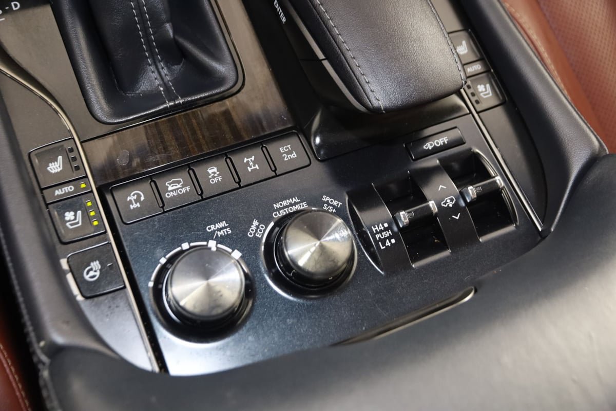 Used 2020 Lexus LX 570 4WD w/ Luxury Package image 30