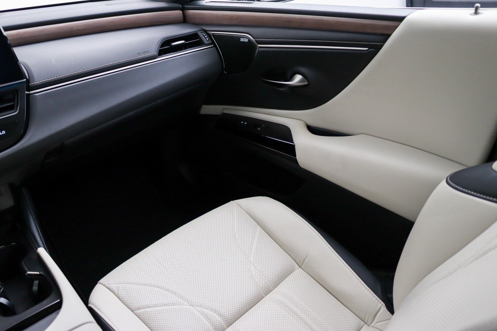 Used 2024 Lexus ES 300h w/ Luxury Package FWD image 19
