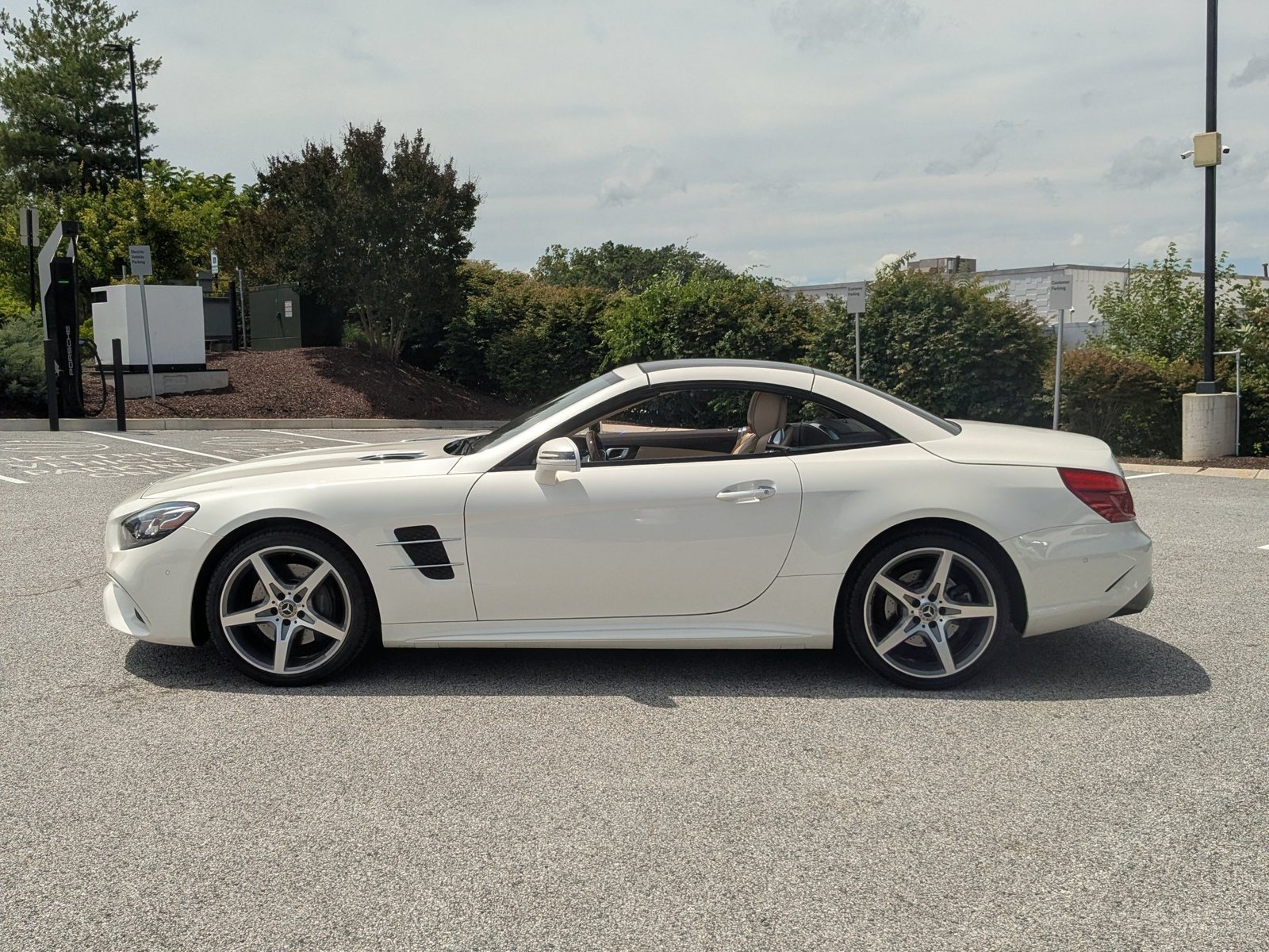Used 2019 Mercedes-Benz SL 550 image 2