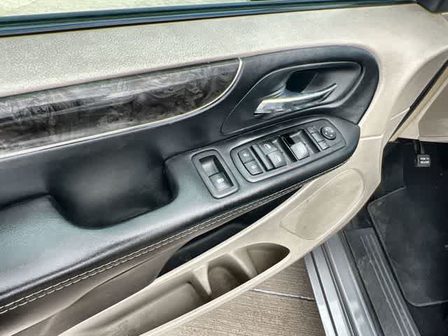 Used 2015 Chrysler Town & Country Touring w/ Driver Convenience Group FWD image 29