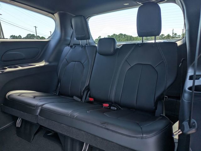 New 2025 Chrysler Pacifica Select image 30