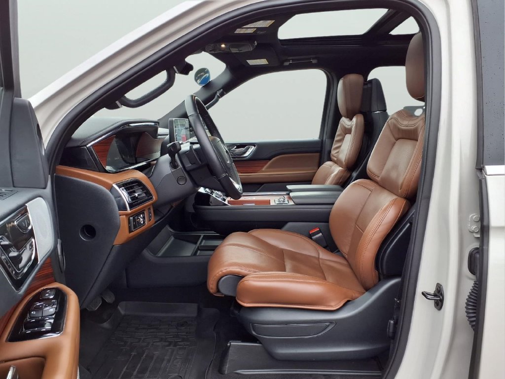 Used 2024 Lincoln Navigator Reserve AWD/4WD image 13