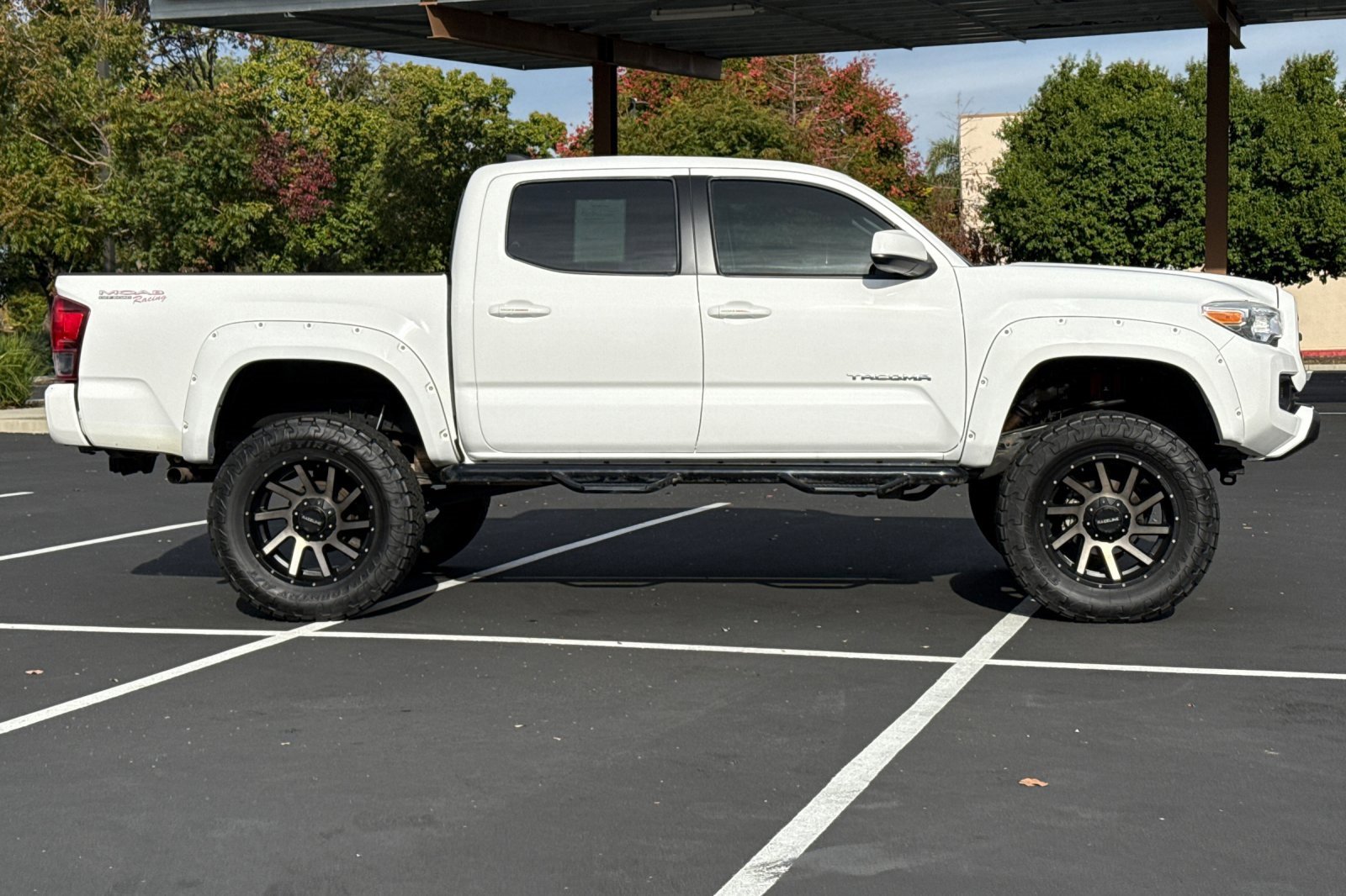 Used 2018 Toyota Tacoma SR image 3