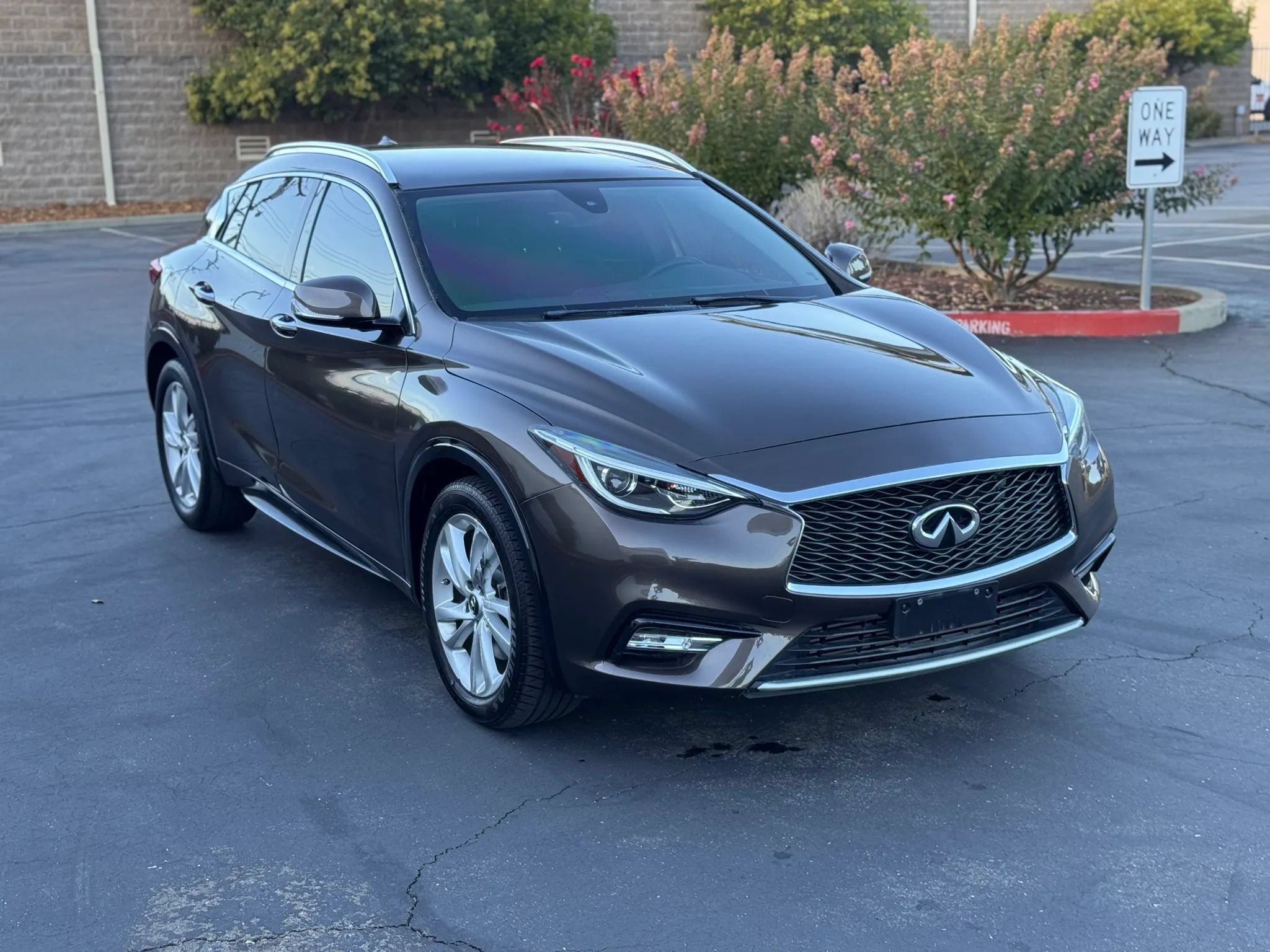 Used 2017 INFINITI QX30 Premium w/ Cargo Package FWD image 8