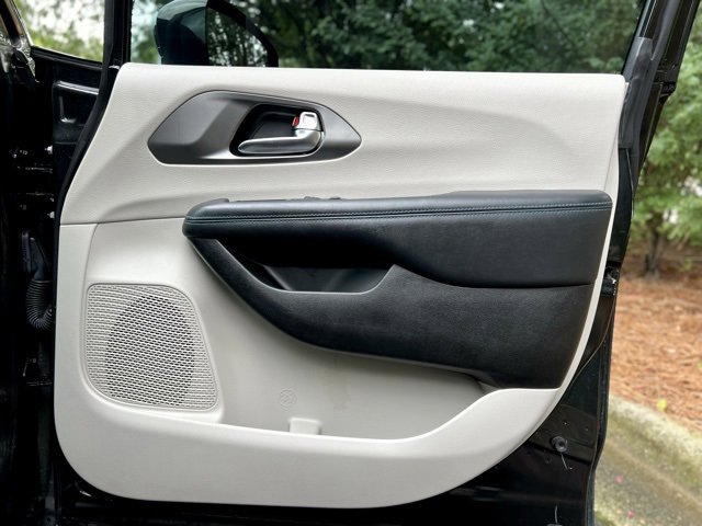 Used 2021 Chrysler Pacifica Touring-L image 24