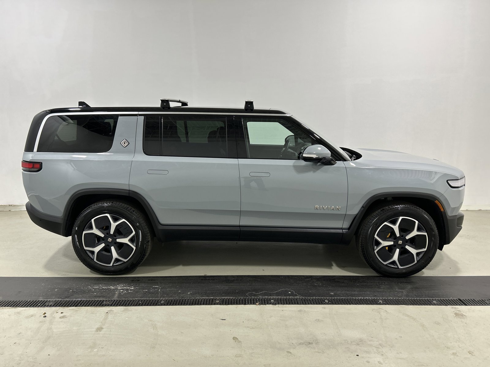 Used 2024 Rivian R1S Adventure AWD/4WD image 6
