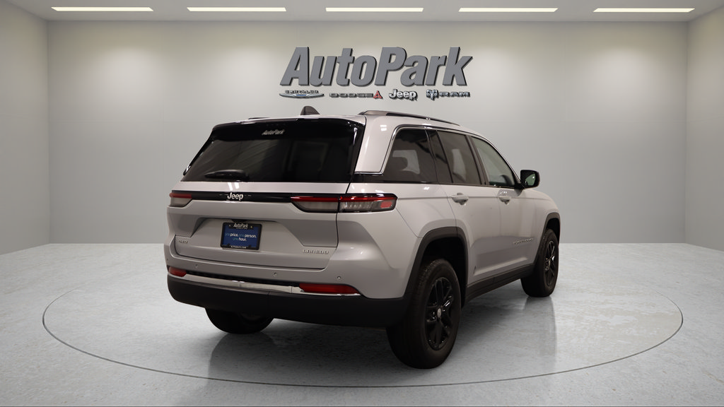 New 2026 Jeep Grand Cherokee Laredo w/ Trailer Tow Package AWD/4WD image 10