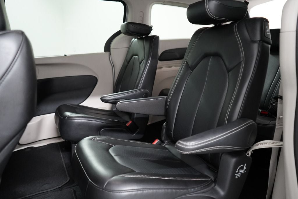 Used 2024 Chrysler Pacifica Touring-L FWD image 22