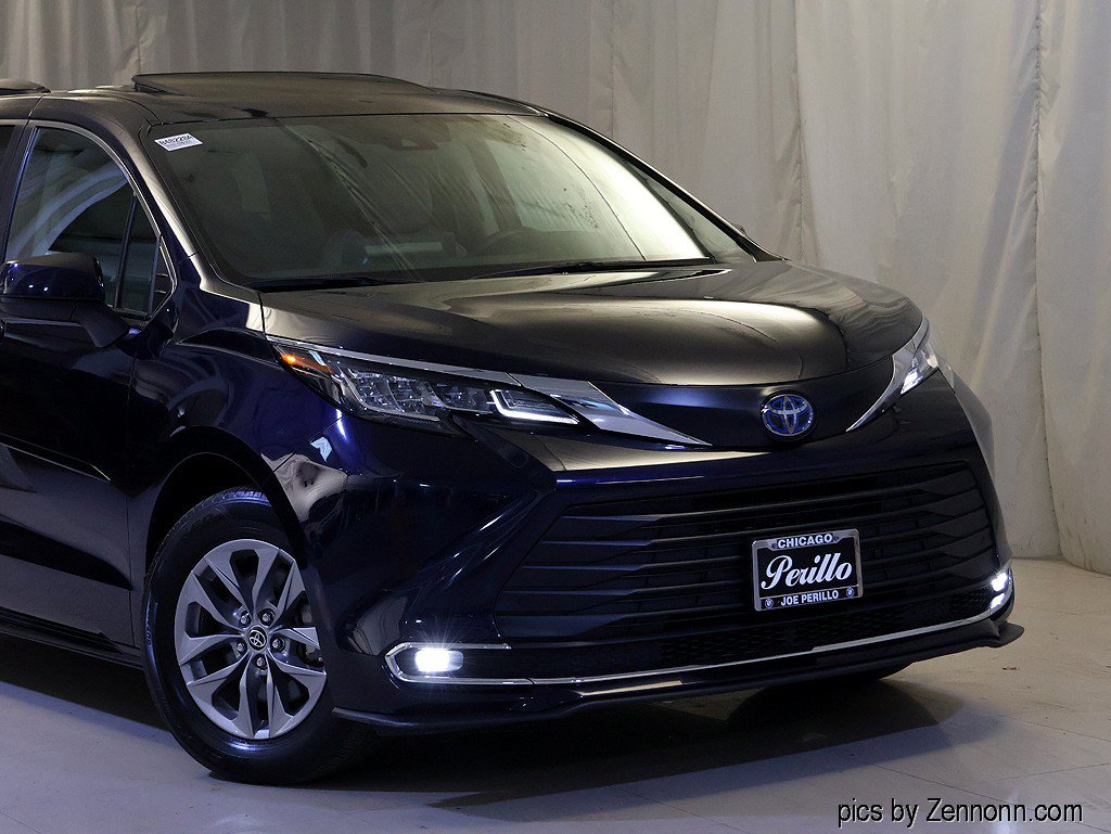 Used 2022 Toyota Sienna XLE FWD image 2