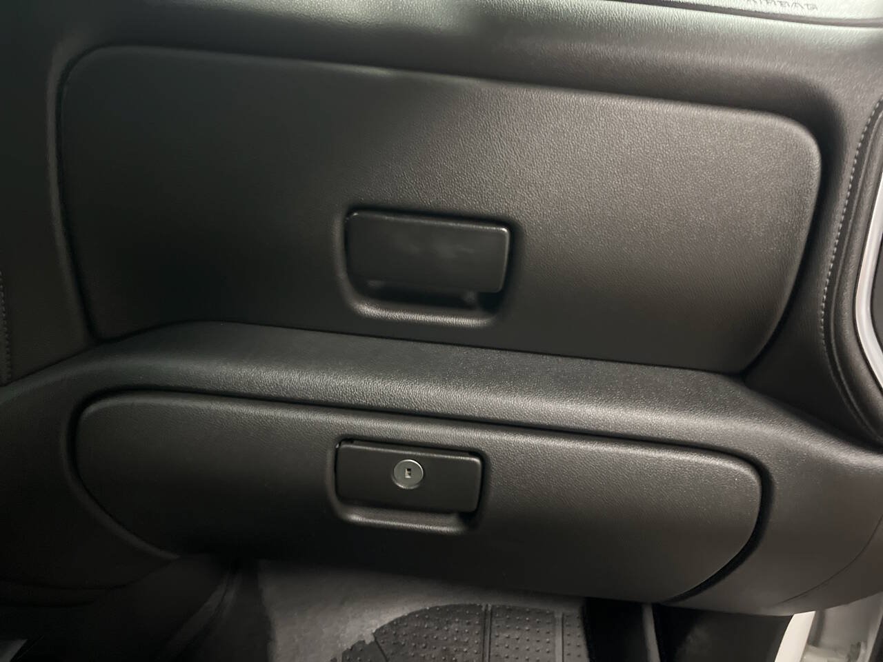 Used 2019 Chevrolet Silverado 1500 High Country w/ Technology Package AWD/4WD image 13