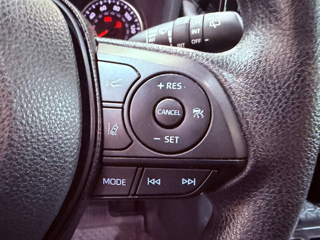 Used 2022 Toyota RAV4 XLE AWD/4WD image 21