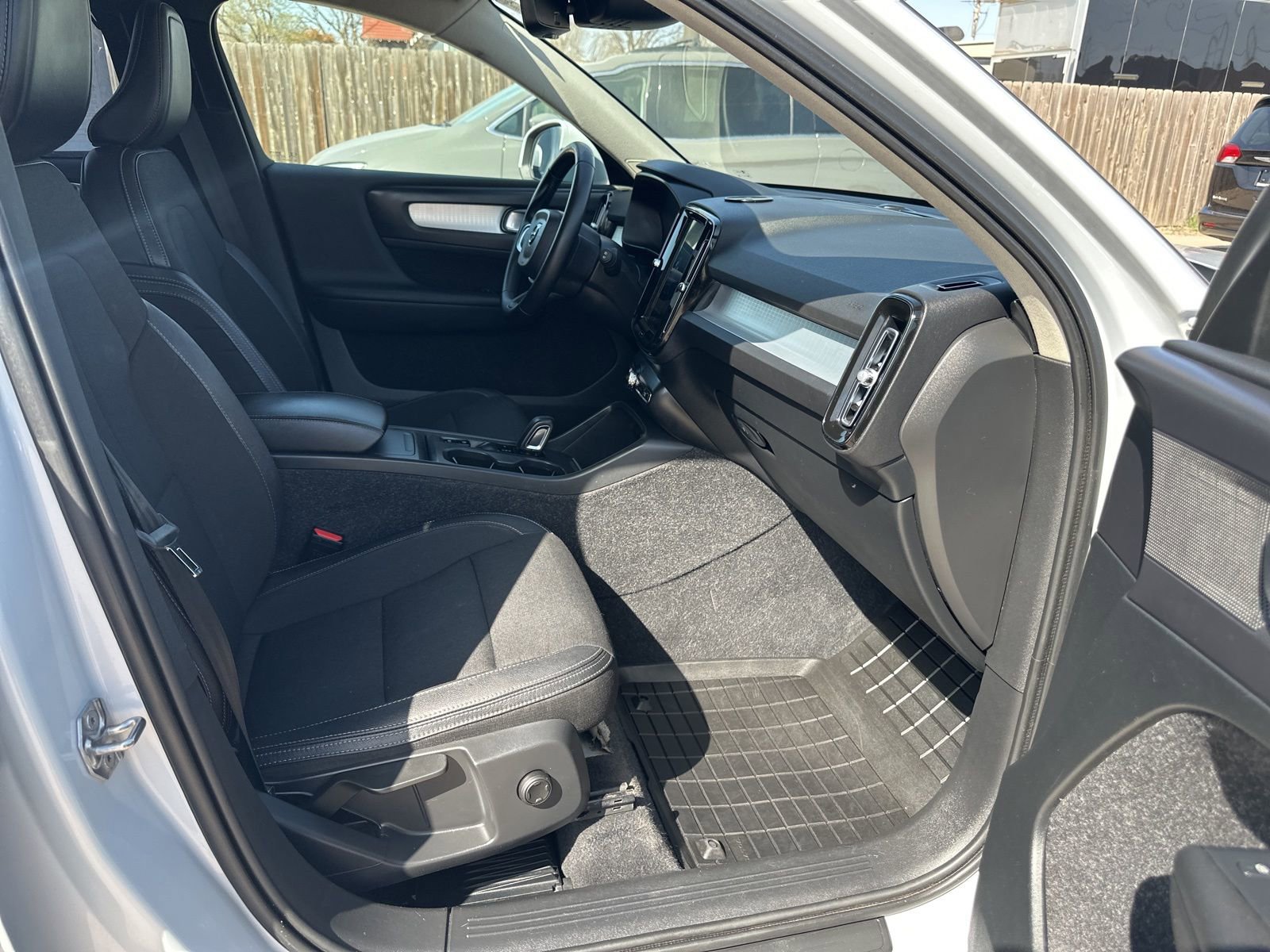 Used 2020 Volvo XC40 T5 Momentum image 22