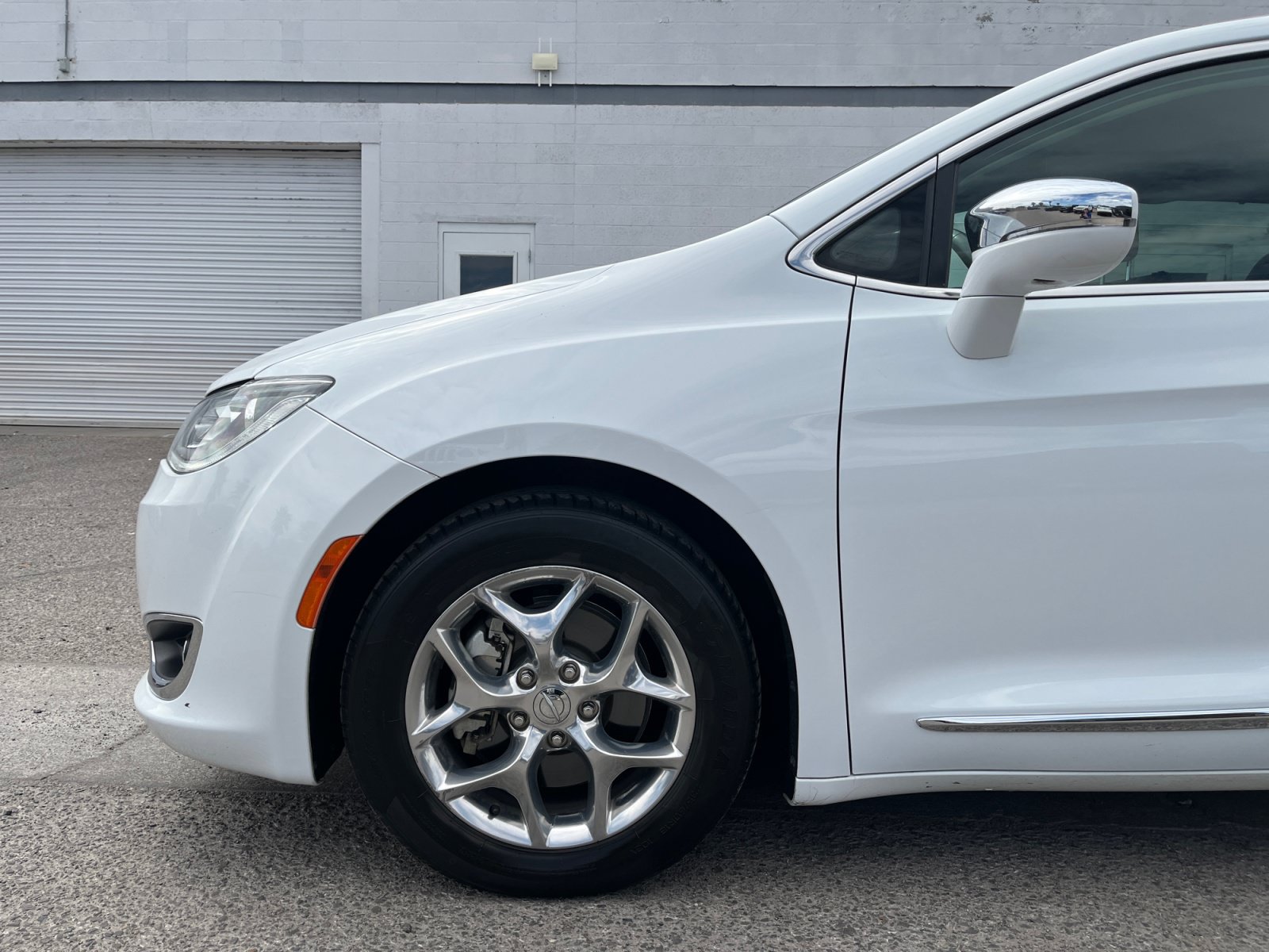 Certified 2018 Chrysler Pacifica Limited FWD image 11