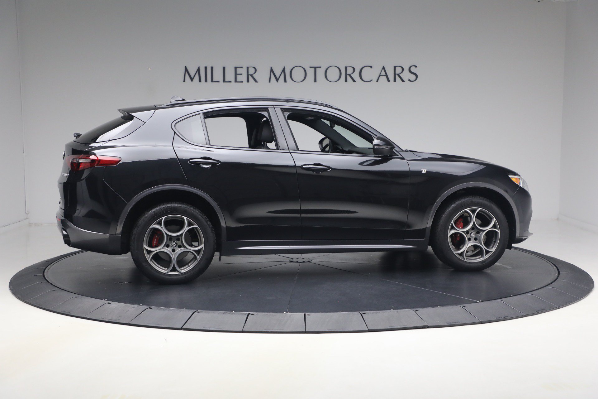 Used 2022 Alfa Romeo Stelvio Ti AWD/4WD image 9