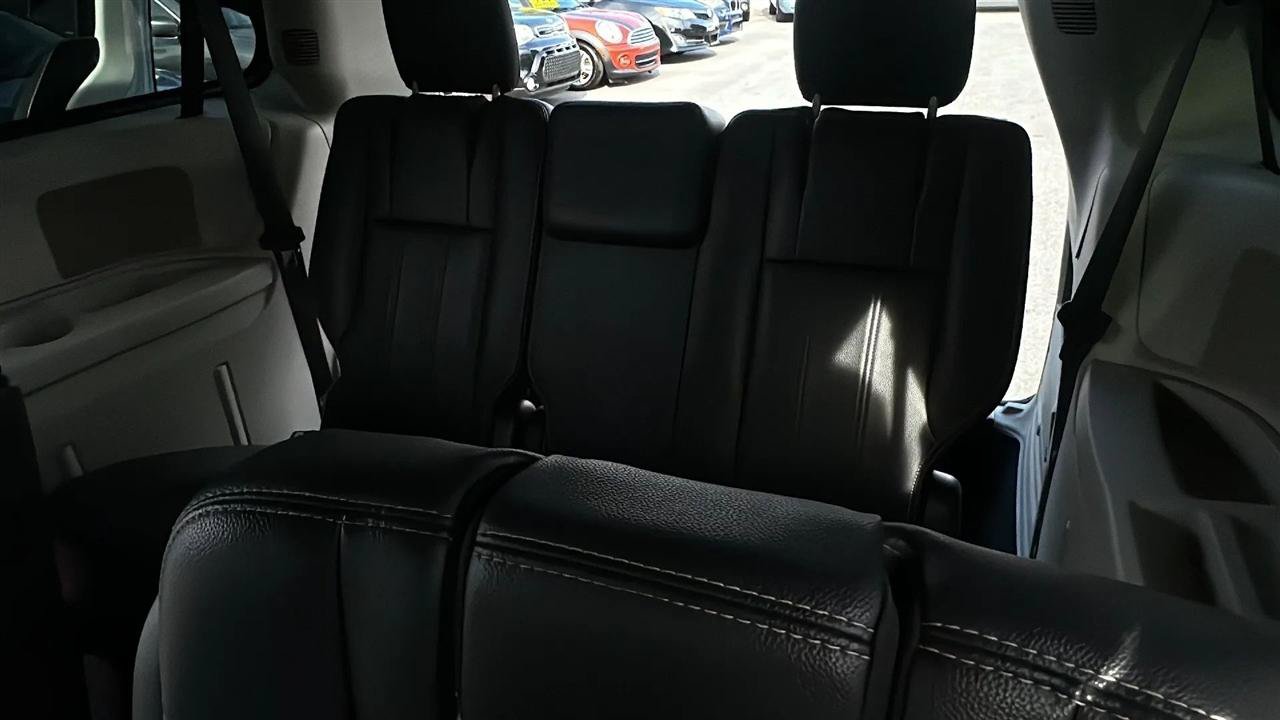 Used 2016 Chrysler Town & Country Touring FWD image 26