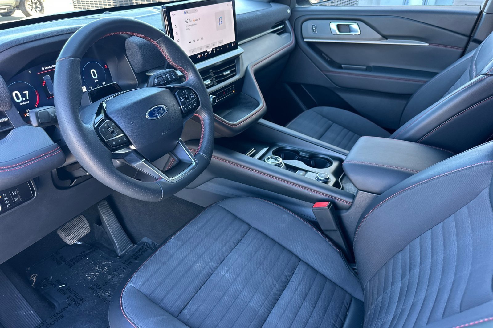 Used 2025 Ford Explorer ST-Line w/ ST-Line Street Pack image 9