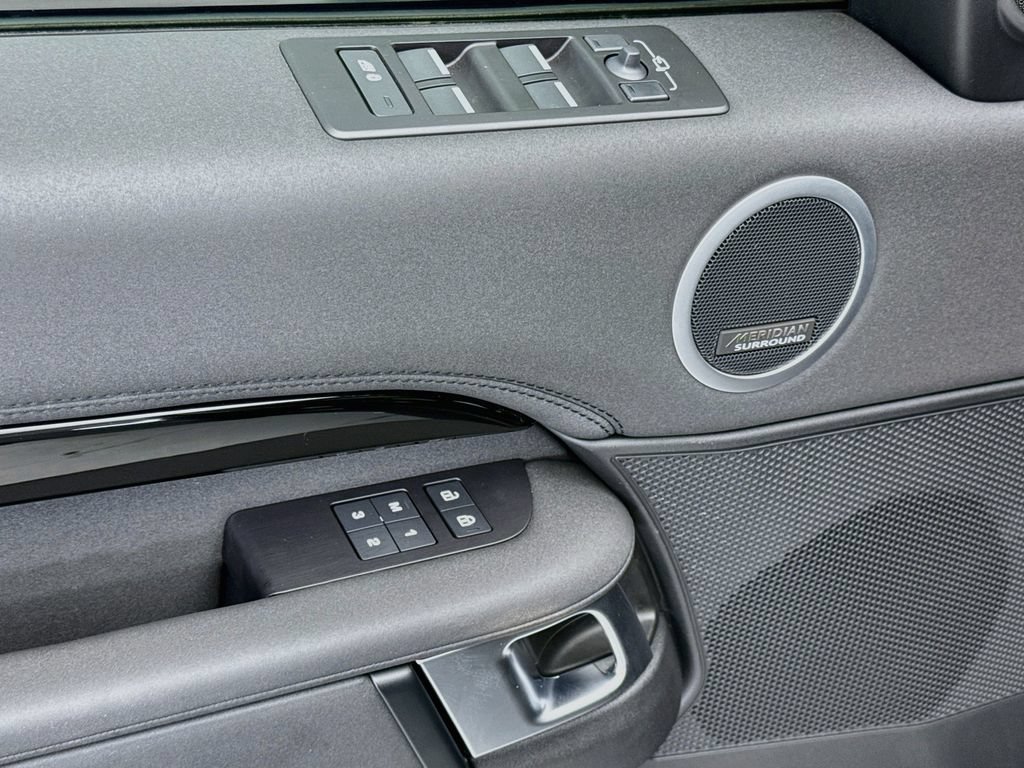 Certified 2025 Land Rover Discovery S AWD/4WD image 22