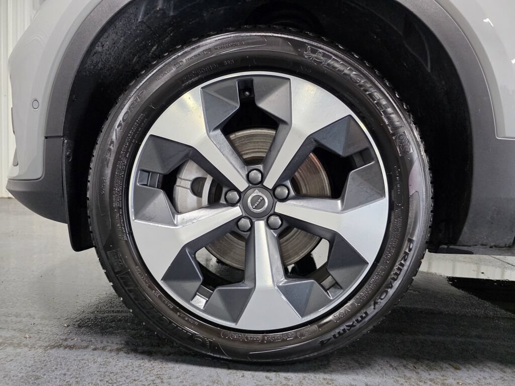 Used 2024 Volvo XC40 B5 Plus AWD/4WD image 5