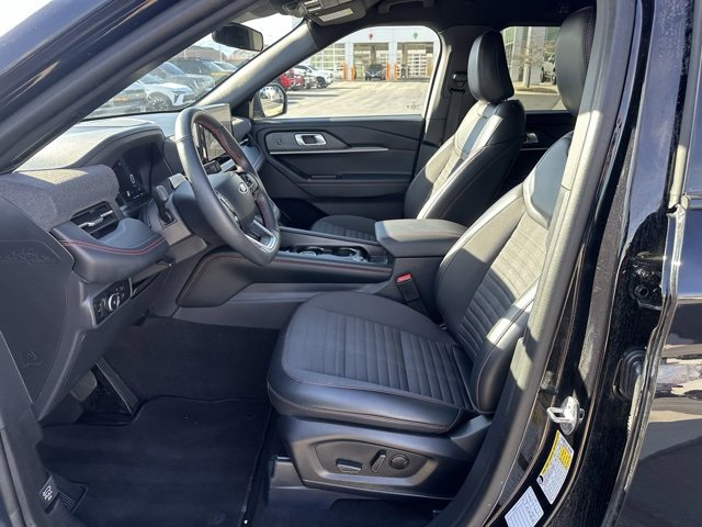 Used 2025 Ford Explorer ST-Line w/ ST-Line Street Pack image 2
