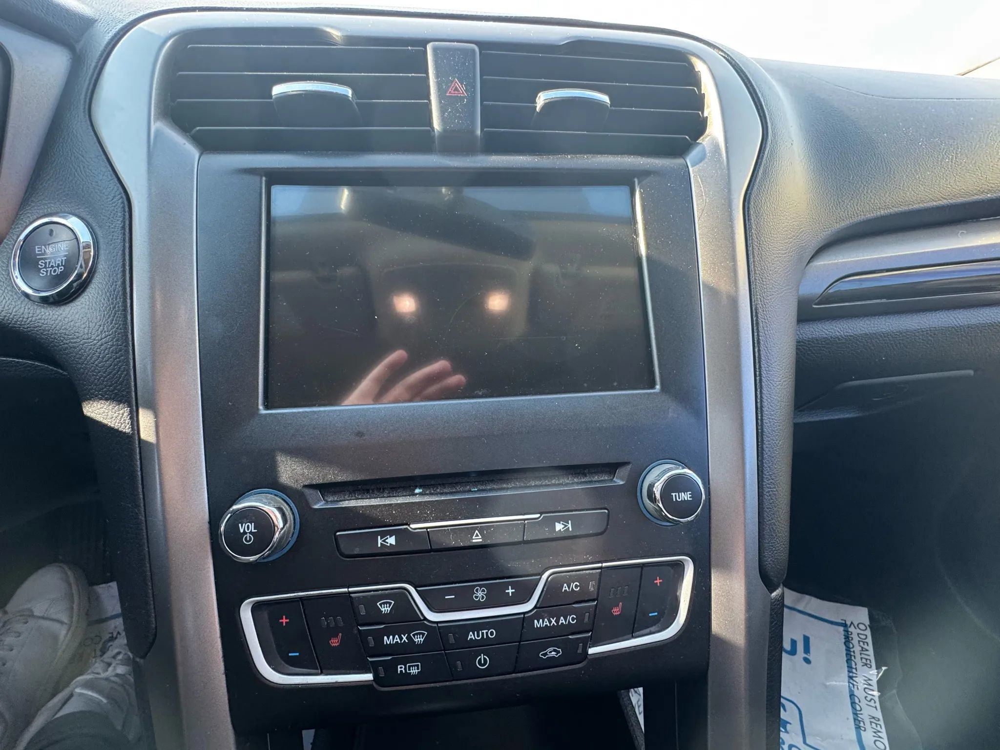 Used 2017 Ford Fusion SE w/ Fusion SE Technology Package image 15