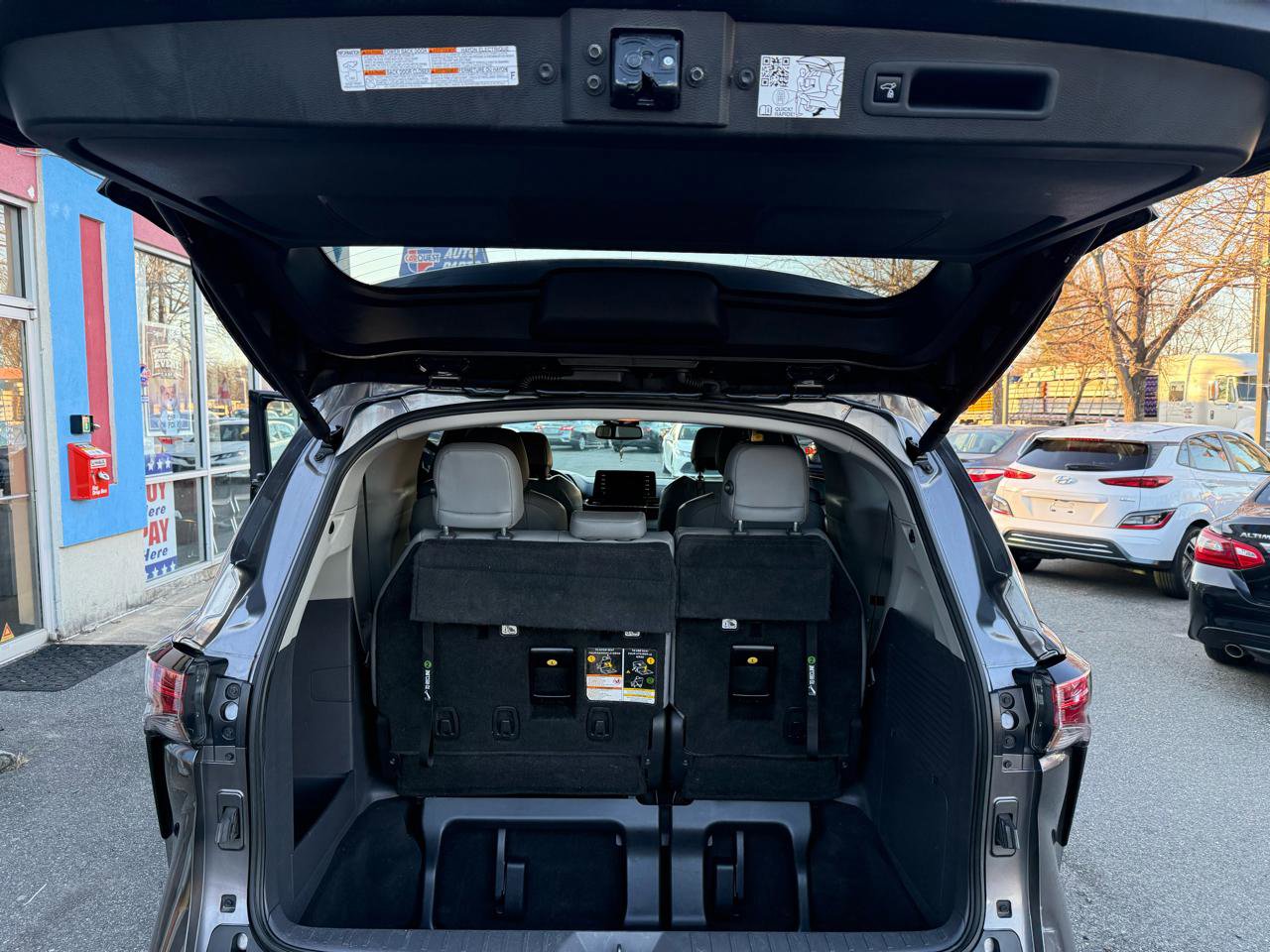 Used 2022 Toyota Sienna XLE image 32