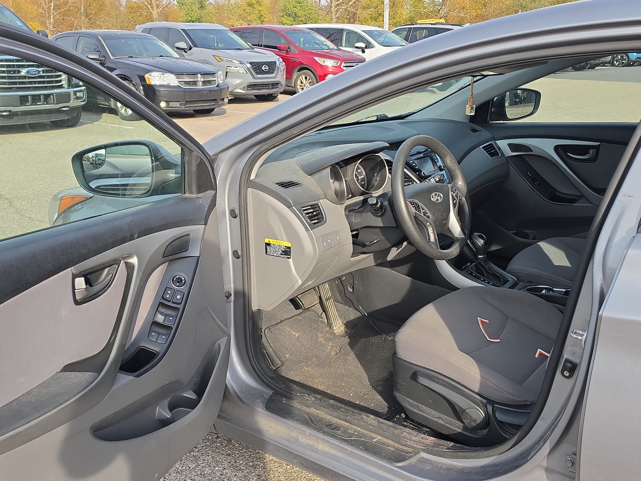 Used 2015 Hyundai Elantra SE w/ Option Group 02 FWD image 9