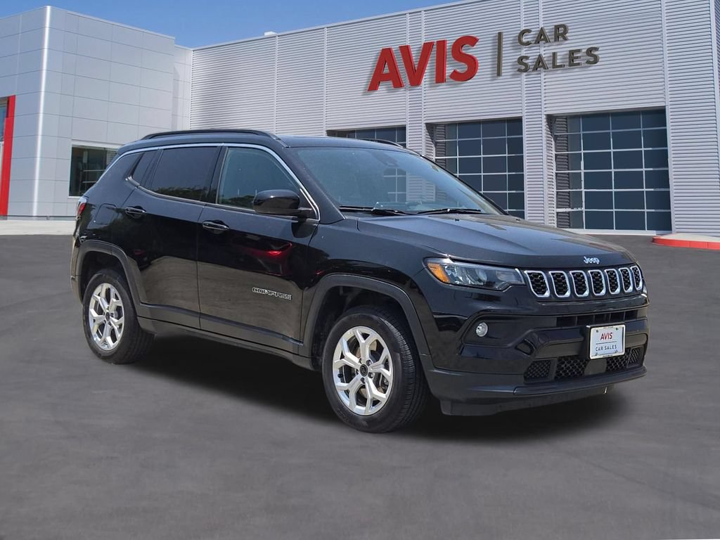 Used 2025 Jeep Compass Latitude w/ Sun & Sound Group AWD/4WD image 3