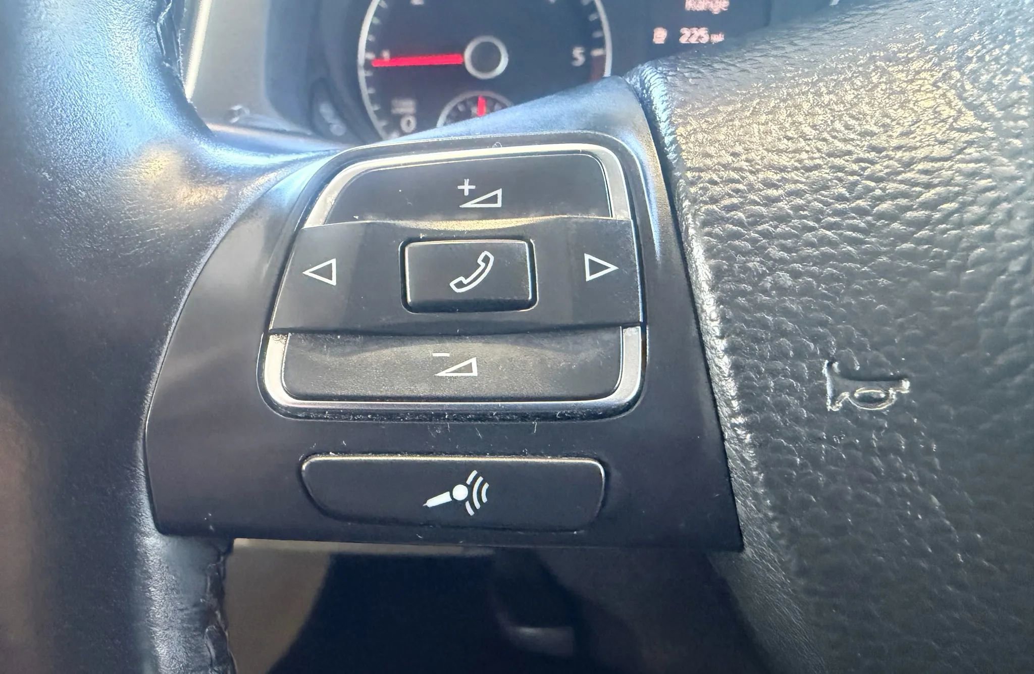 Used 2014 Volkswagen Passat TDI SEL Premium image 12