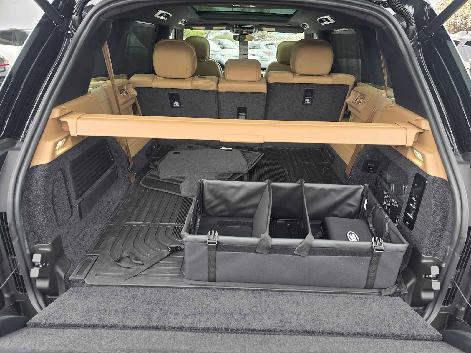 New 2025 Land Rover Range Rover Long Wheelbase SE image 19