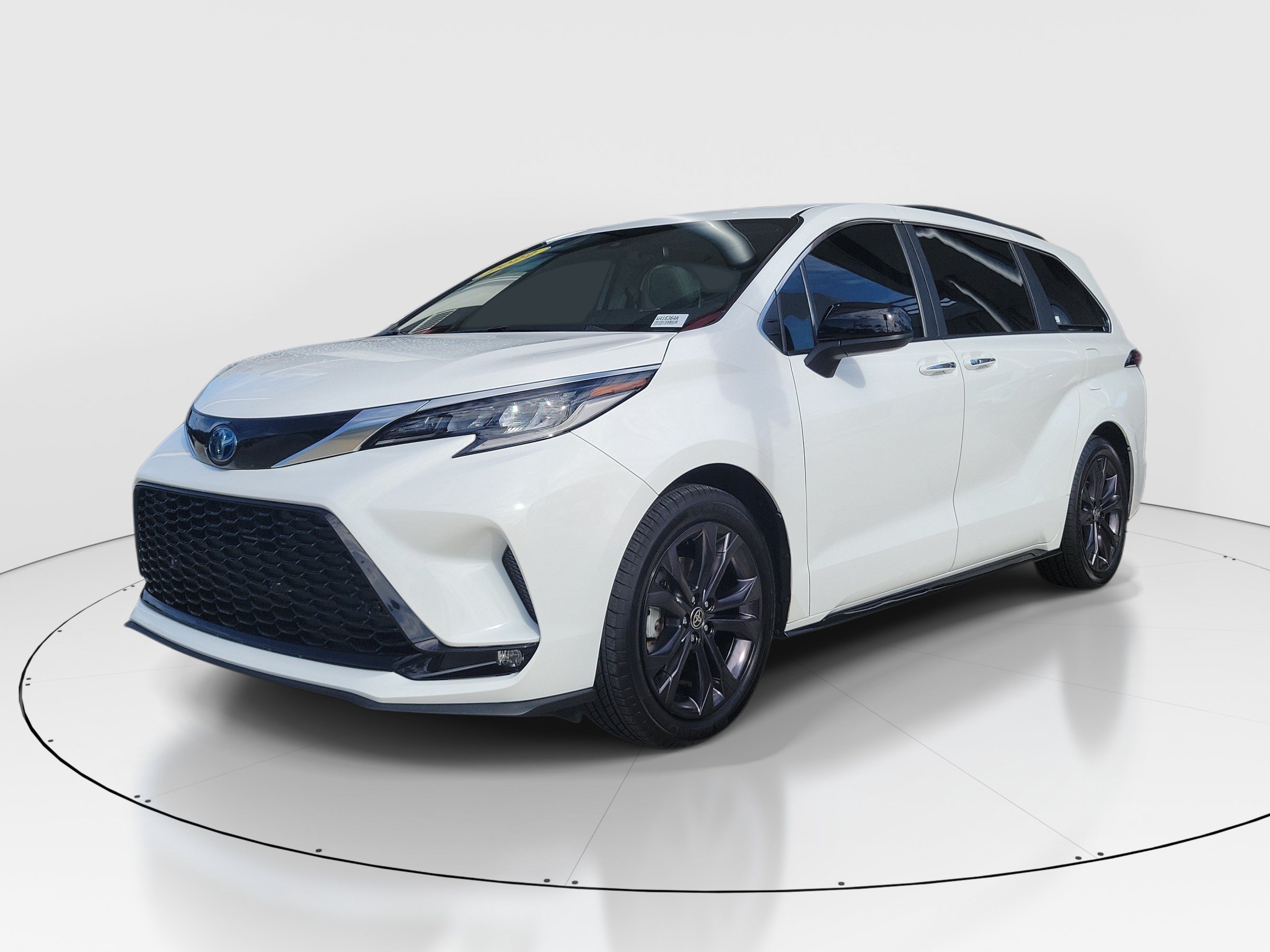 Used 2022 Toyota Sienna XSE FWD image 3
