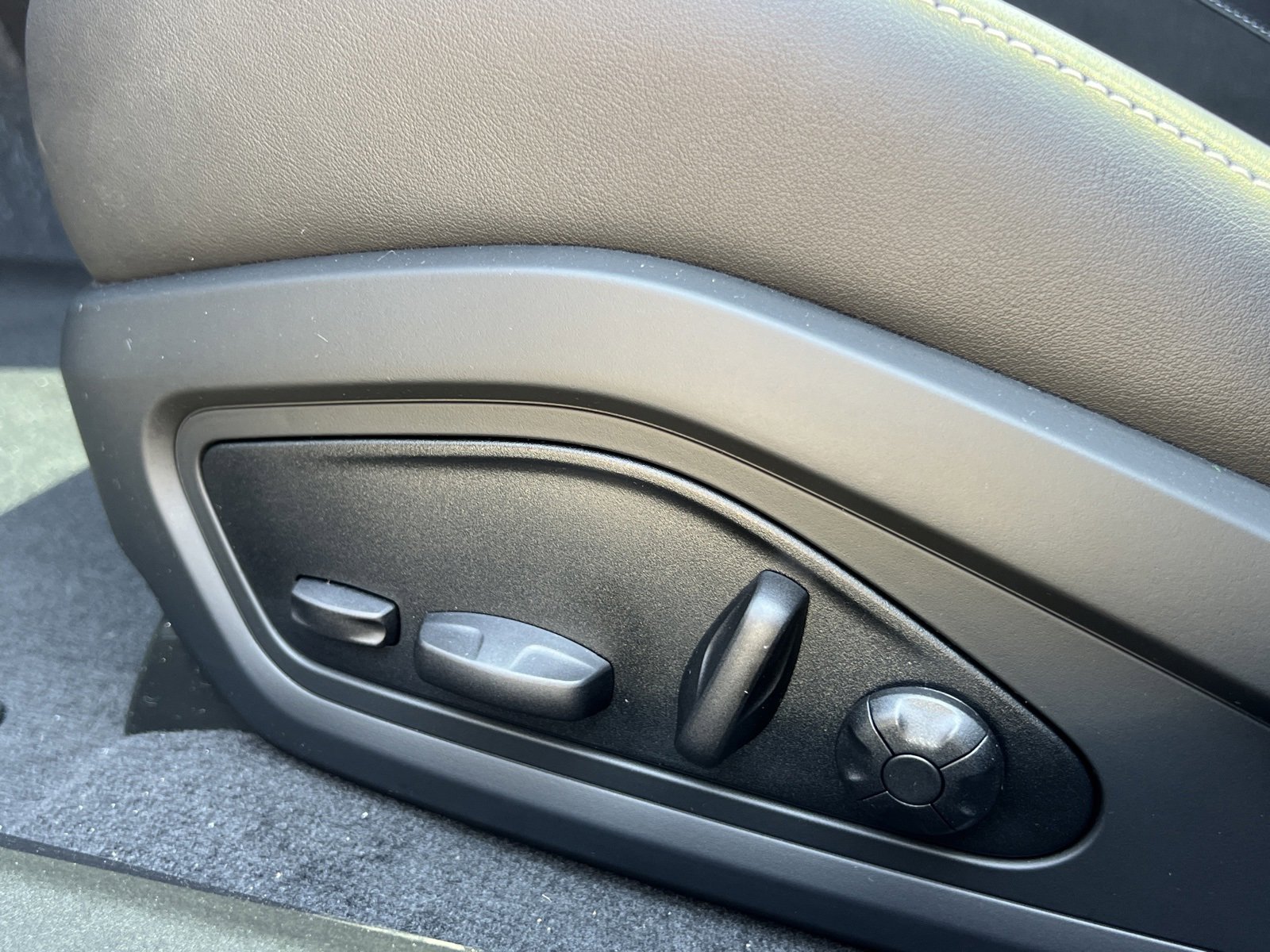 New 2025 Porsche Taycan image 31